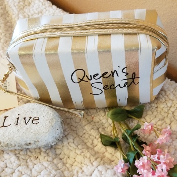 Queens Secret Other - 🌻Queens Secret makeup bag🌻